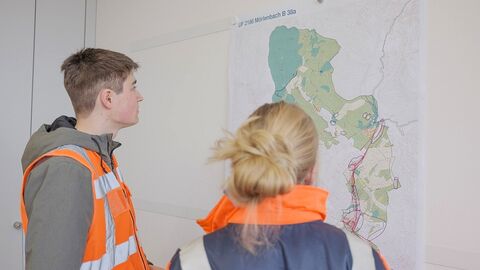 Auszubildende Zwei Personen vor einer Karte