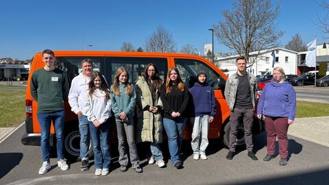 GirlsDay 2025 - AfB Fulda Mehrere Personen vor einem orangefarbenen Messbus
