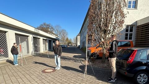 GirlsDay 2025 - AfB Fulda Mehrere Personen in einem Hof beim messen