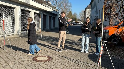 GirlsDay 2025 - AfB Fulda Mehrere Personen in einem Hof beim messen
