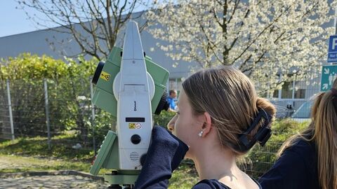 GirlsDay 2025 - AfB Heppenheim 1 Mädchen blickt durch ein Messinstrument