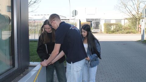 GirlsDay 2025 - AfB Heppenheim Mehrere Personen beim messen mit einem Maßband