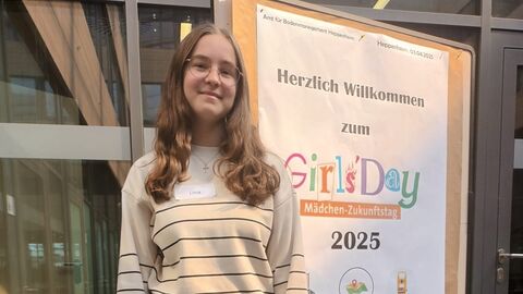 GirlsDay 2025 - AfB Heppenheim Ein Mädchen vor einem Willkommensplakat