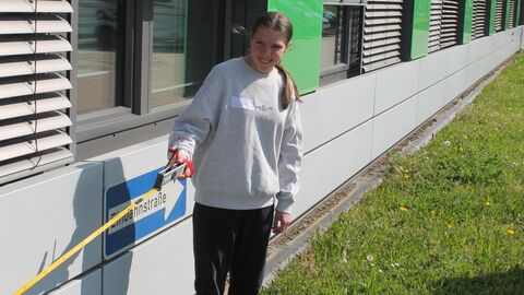 GirlsDay 2025 - AfB Heppenheim Eine Person beim messen mit einem Maßband