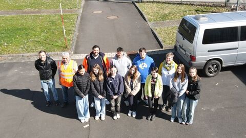 GirlsDay 2025 - AfB Homberg (Efze) Mehrere Personen auf einem Hof, schräg von oben fotografiert