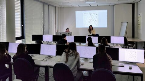 GirlsDay 2025 - AfB Homberg (Efze) Mehrere Personen von hinten an Computerarbeitsplätzen