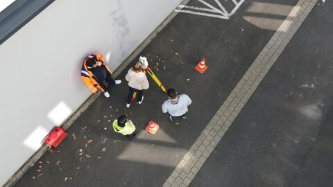 GirlsDay 2025 - AfB Homberg (Efze) Vier Personen mit Messinstrumet aus der Luft aufgenommen