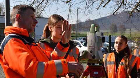 GirlsDay 2025 - AfB Korbach Mehrere Personen an einem Messinstrument