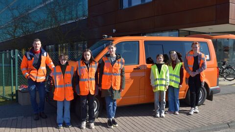 GirlsDay 2025 - AfB Korbach Mehrere Personen vor einem orangefarbenen Messbus
