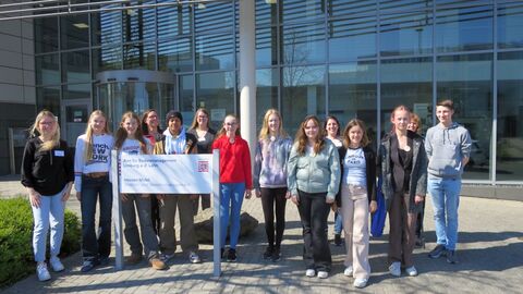 GirlsDay 2025 - AfB Limburg a. d. Lahn Mehrere Personen vor dem Eingang des AfB