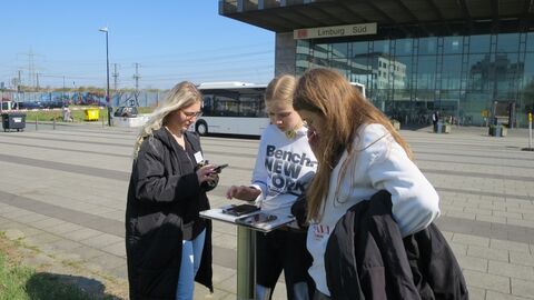 GirlsDay 2025 - AfB Limburg a. d. Lahn Drei Personen an einem geodätischen Referenzpunkt