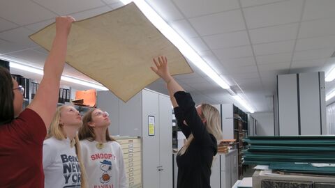 GirlsDay 2025 - AfB Limburg a. d. Lahn Vier Personen schauen von unten auf eine alte Karte