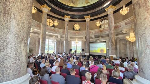 Freisprechung 2025 Bestuhlte Rotunde im Biebricher Schloß mit Zuschauern