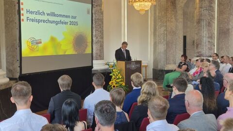 Freisprechung 2025 Redner am Pult vor Publikum