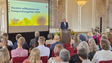 Freisprechung 2025 Dr. Terlinden begrüßt die Anwesenden