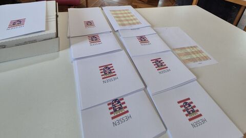 Freisprechung 2025 Zeugnisse liegen auf einem Tisch