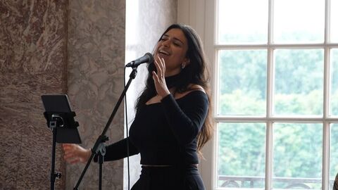 Freisprechung 2025 Sängerin am Mikrofon