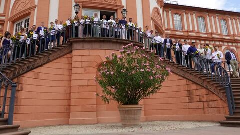 Freisprechung 2025 Viele Menschen auf der Treppe des Biebricher Schlosses