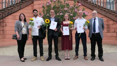 Freisprechung 2025 Prüflinge mit Zeugnis und Kollegen vor der Treppe des Biebricher Schlosses