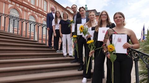 Freisprechung 2025 Prüflinge mit Zeugnis und Kollegen auf der Treppe des Biebricher Schlosses