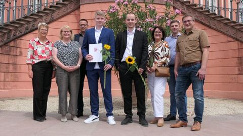 Freisprechung 2025 Prüflinge mit Zeugnis und Kollegen vor der Treppe des Biebricher Schlosses
