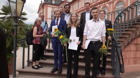 Freisprechung 2025 Prüflinge mit Zeugnis und Kollegen auf der Treppe des Biebricher Schlosses