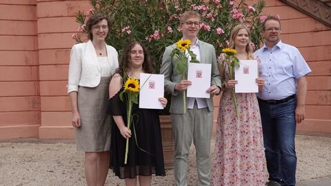 Freisprechung 2025 Prüflinge mit Zeugnis und Kollegen vor der Treppe des Biebricher Schlosses