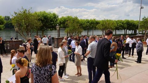 Freisprechung 2025 Menschen laufen auf dem Platz vor der Schlosstreppe