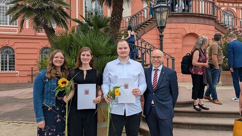 Freisprechung 2025 4 Personen vor dem Biebricher Schloss